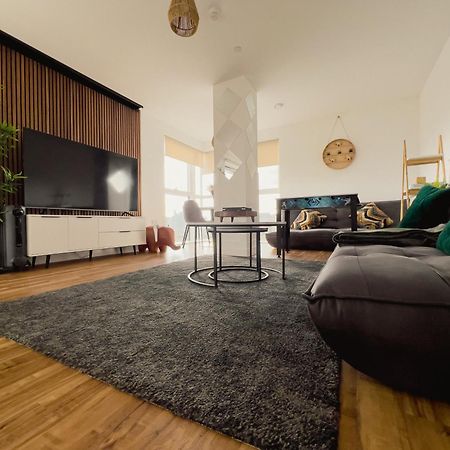 Manchester'S Luxurious 2-Bed Haven With Balcony - Canal Views & Proximity To Manchester United Екстер'єр фото