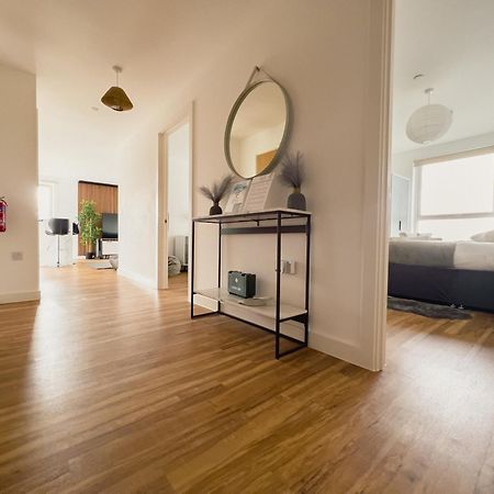 Manchester'S Luxurious 2-Bed Haven With Balcony - Canal Views & Proximity To Manchester United Екстер'єр фото
