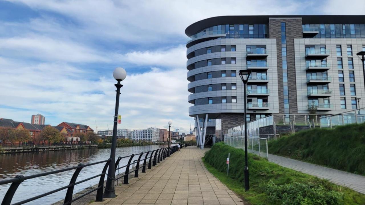 Manchester'S Luxurious 2-Bed Haven With Balcony - Canal Views & Proximity To Manchester United Екстер'єр фото