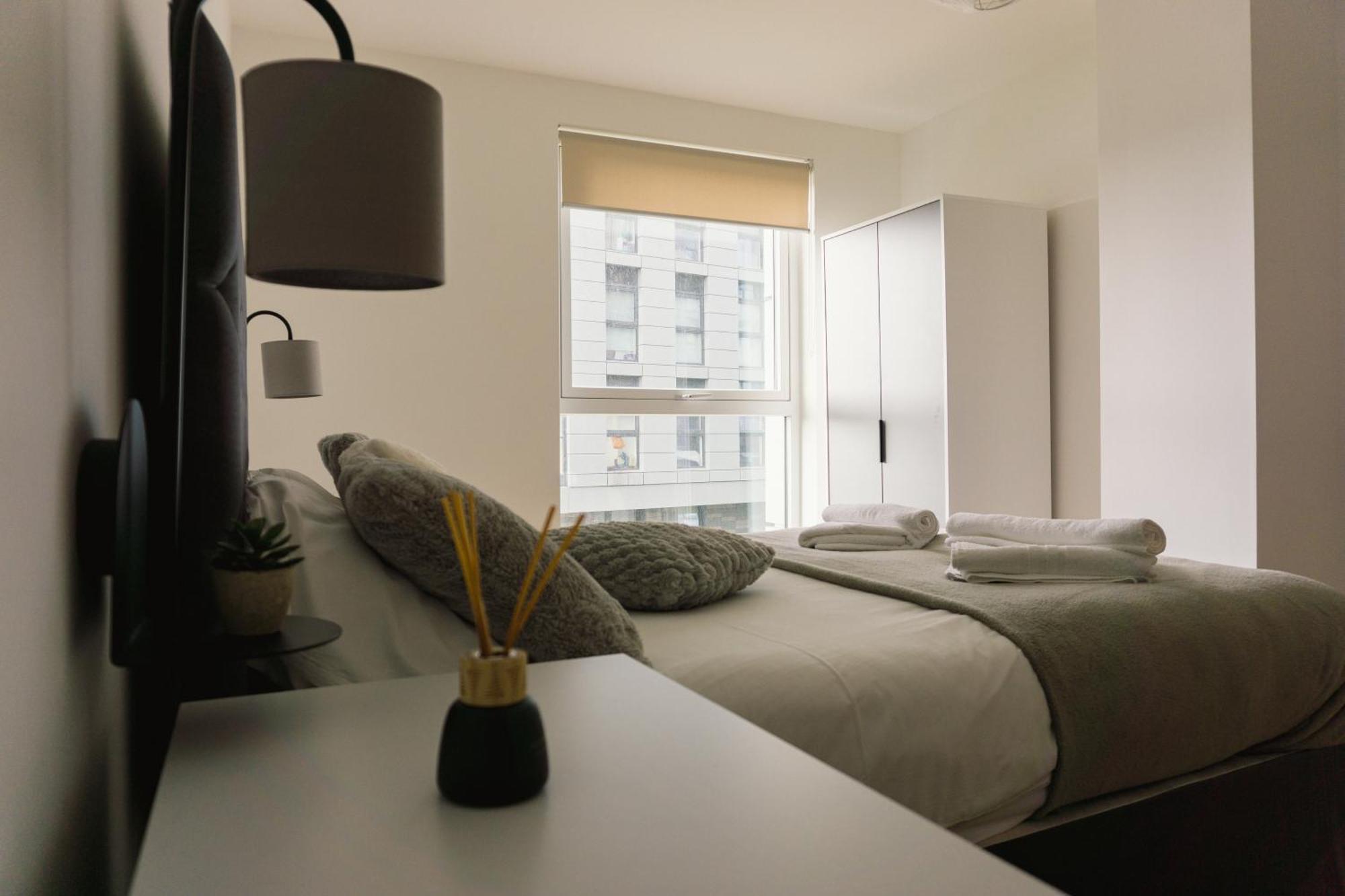 Manchester'S Luxurious 2-Bed Haven With Balcony - Canal Views & Proximity To Manchester United Екстер'єр фото