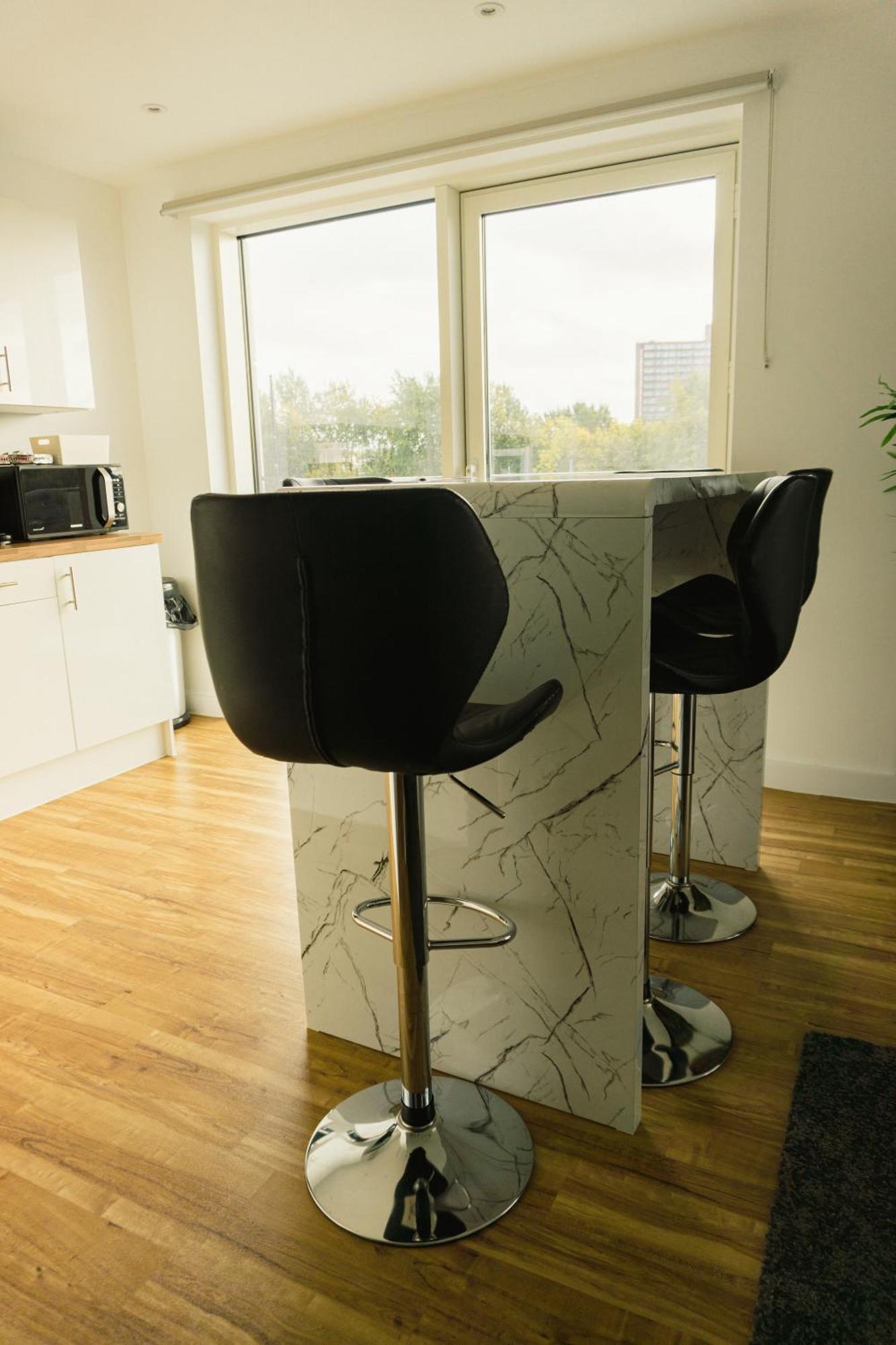 Manchester'S Luxurious 2-Bed Haven With Balcony - Canal Views & Proximity To Manchester United Екстер'єр фото