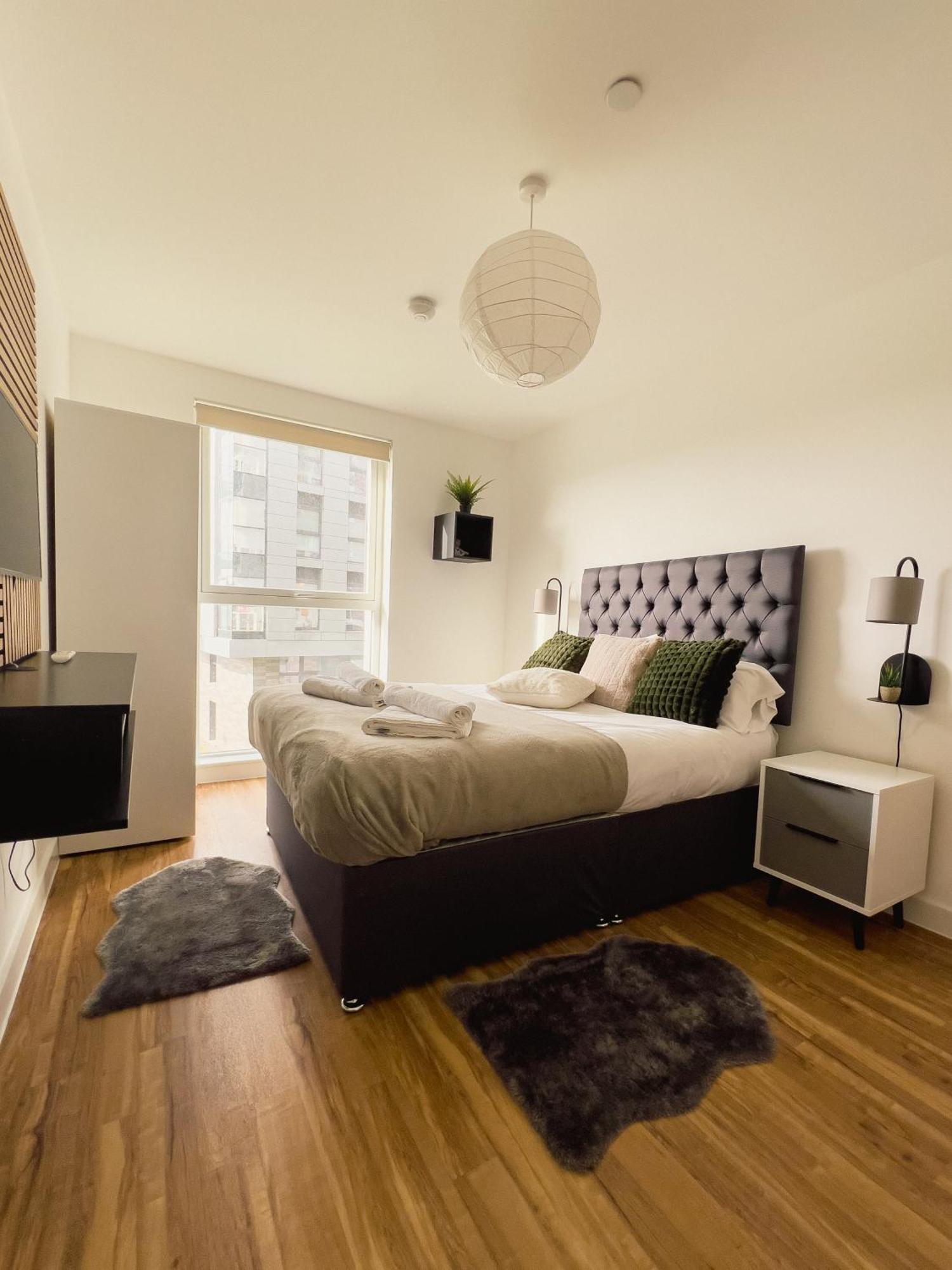 Manchester'S Luxurious 2-Bed Haven With Balcony - Canal Views & Proximity To Manchester United Екстер'єр фото