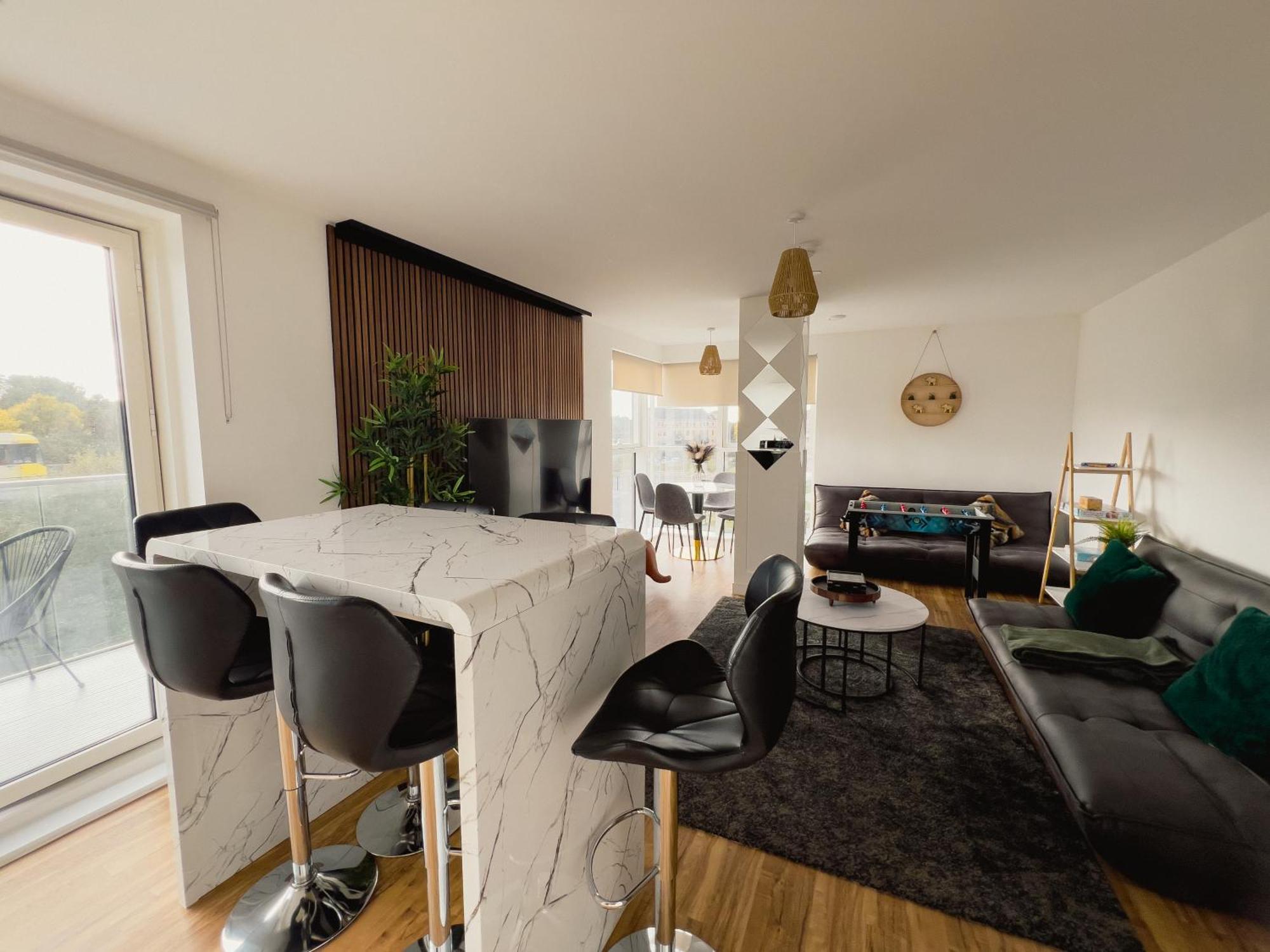 Manchester'S Luxurious 2-Bed Haven With Balcony - Canal Views & Proximity To Manchester United Екстер'єр фото