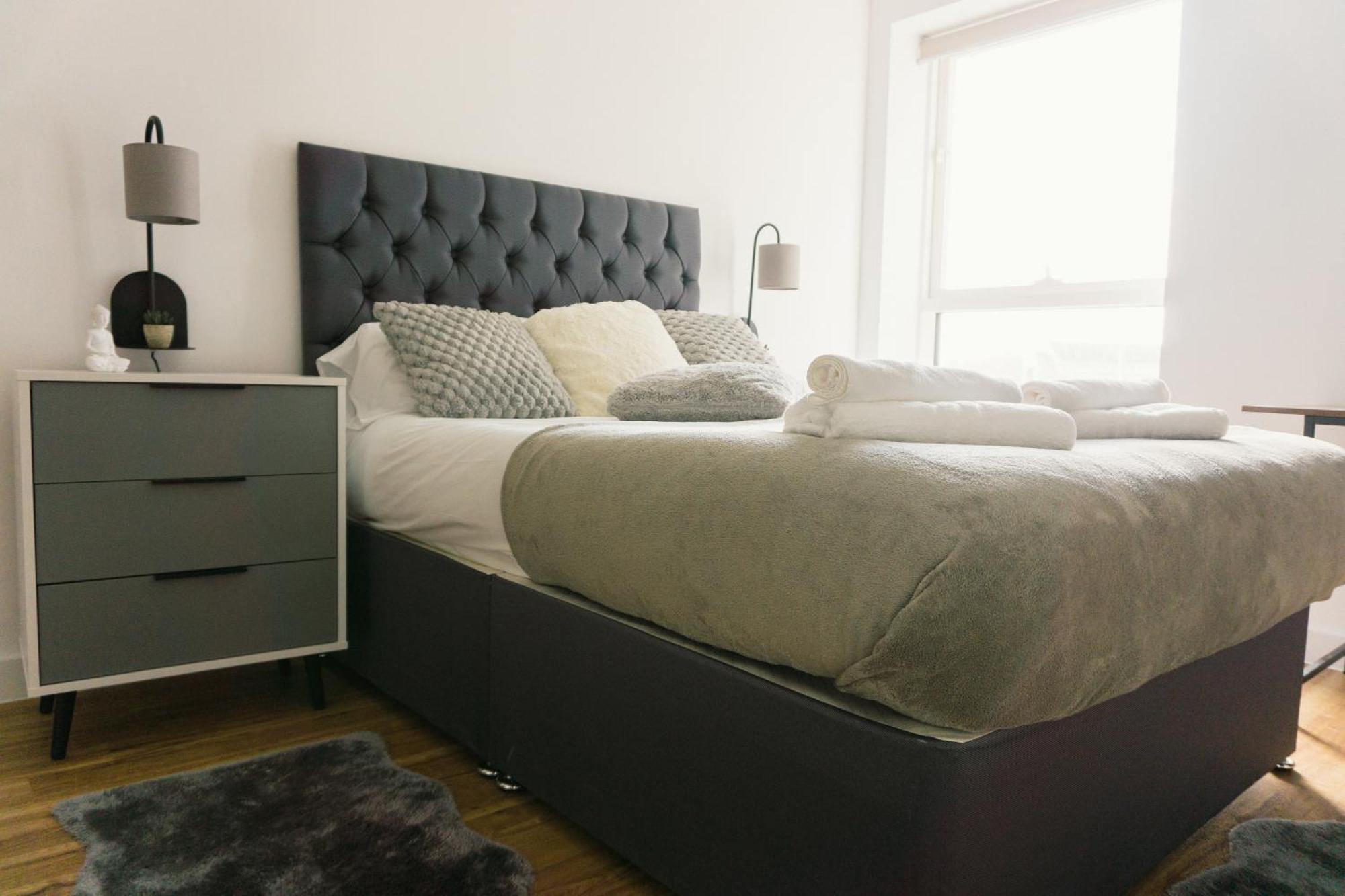 Manchester'S Luxurious 2-Bed Haven With Balcony - Canal Views & Proximity To Manchester United Екстер'єр фото
