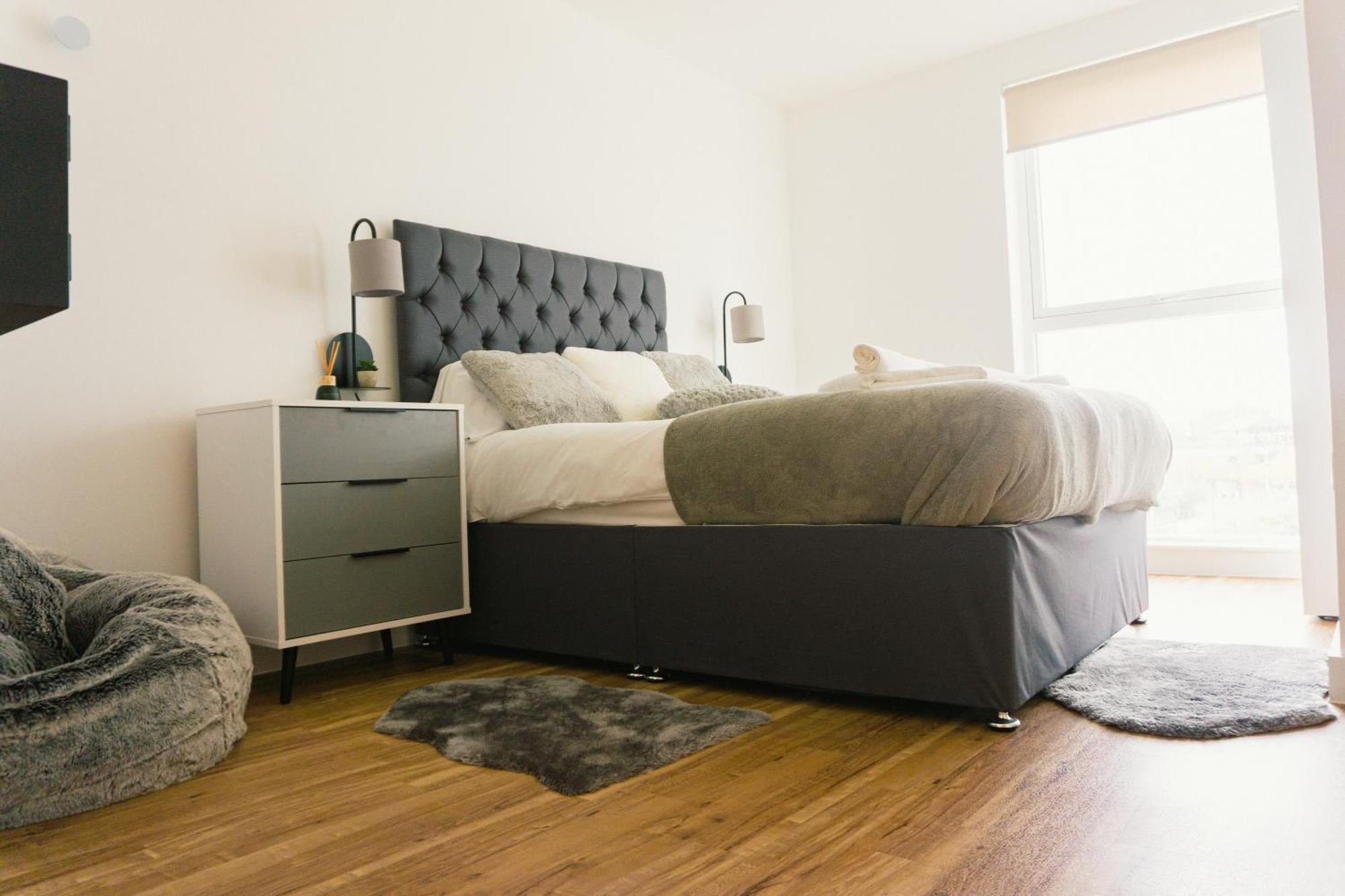 Manchester'S Luxurious 2-Bed Haven With Balcony - Canal Views & Proximity To Manchester United Екстер'єр фото