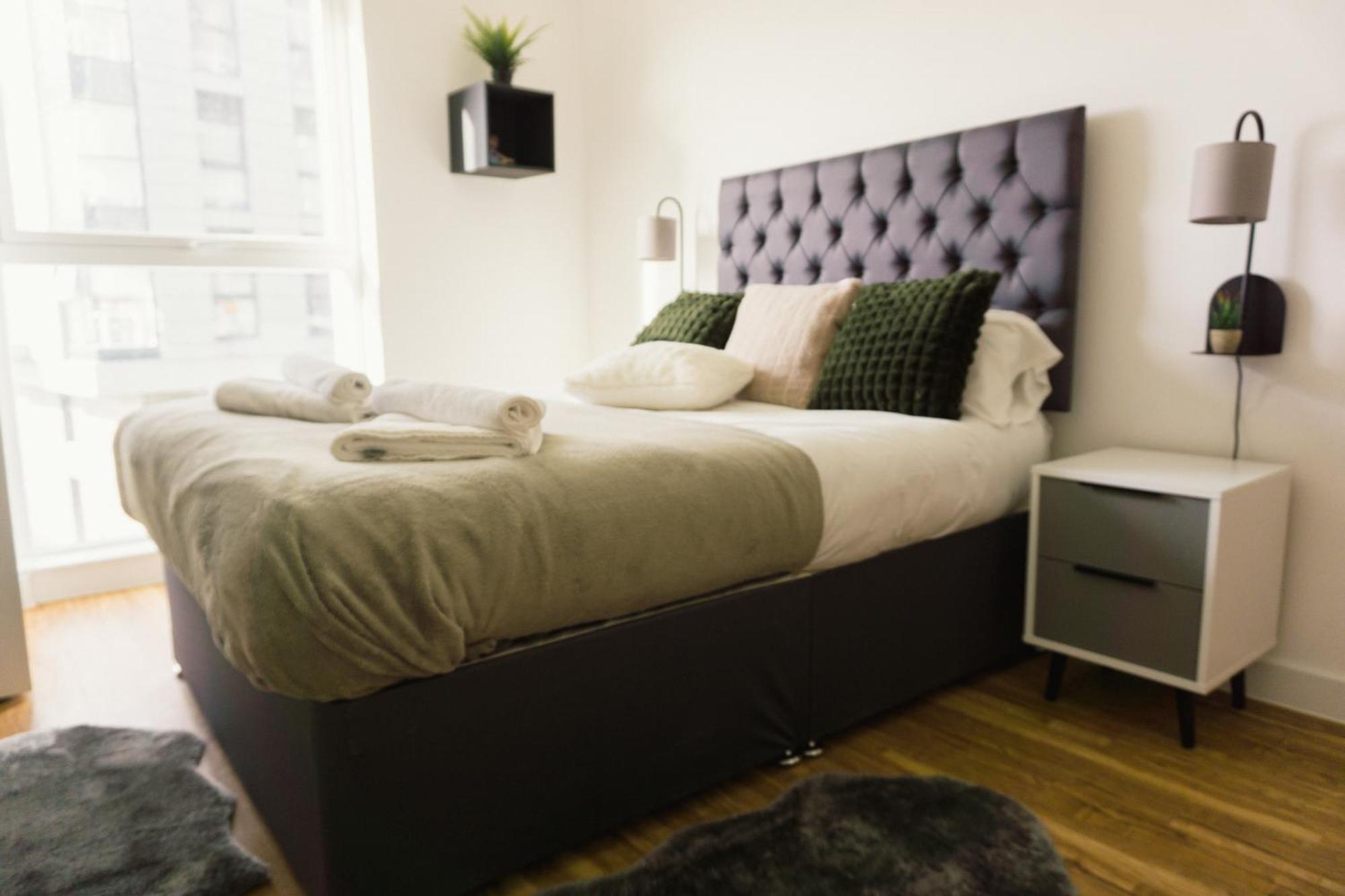 Manchester'S Luxurious 2-Bed Haven With Balcony - Canal Views & Proximity To Manchester United Екстер'єр фото