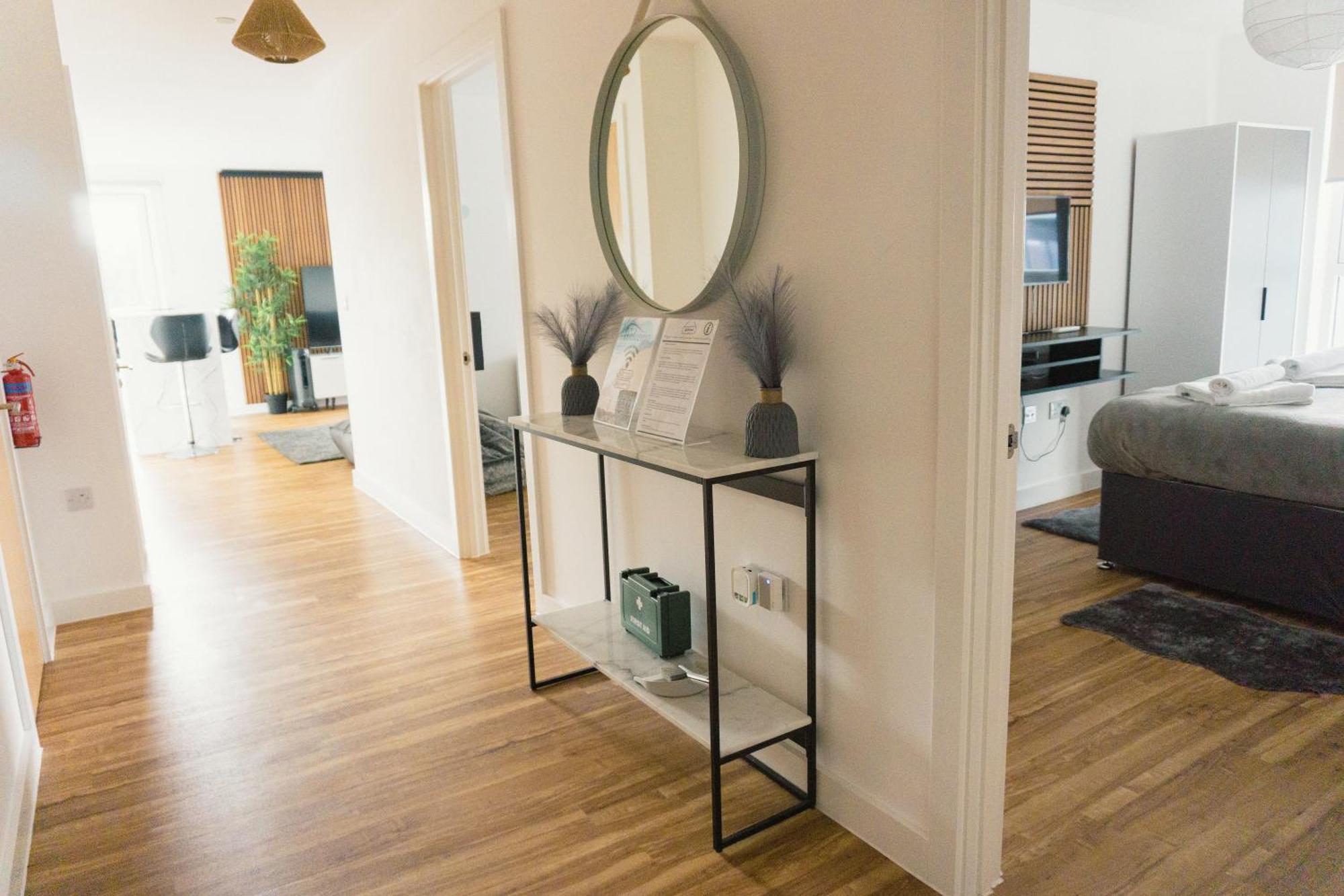Manchester'S Luxurious 2-Bed Haven With Balcony - Canal Views & Proximity To Manchester United Екстер'єр фото