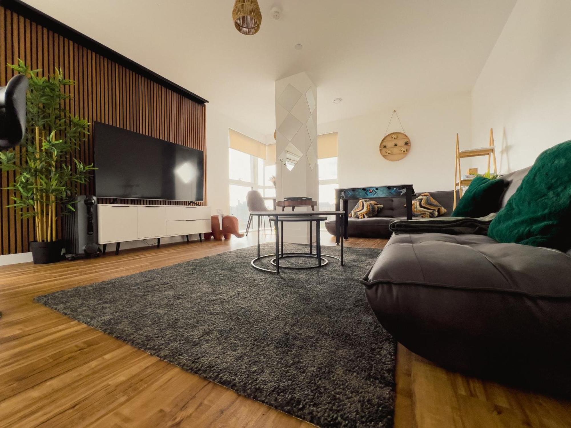 Manchester'S Luxurious 2-Bed Haven With Balcony - Canal Views & Proximity To Manchester United Екстер'єр фото
