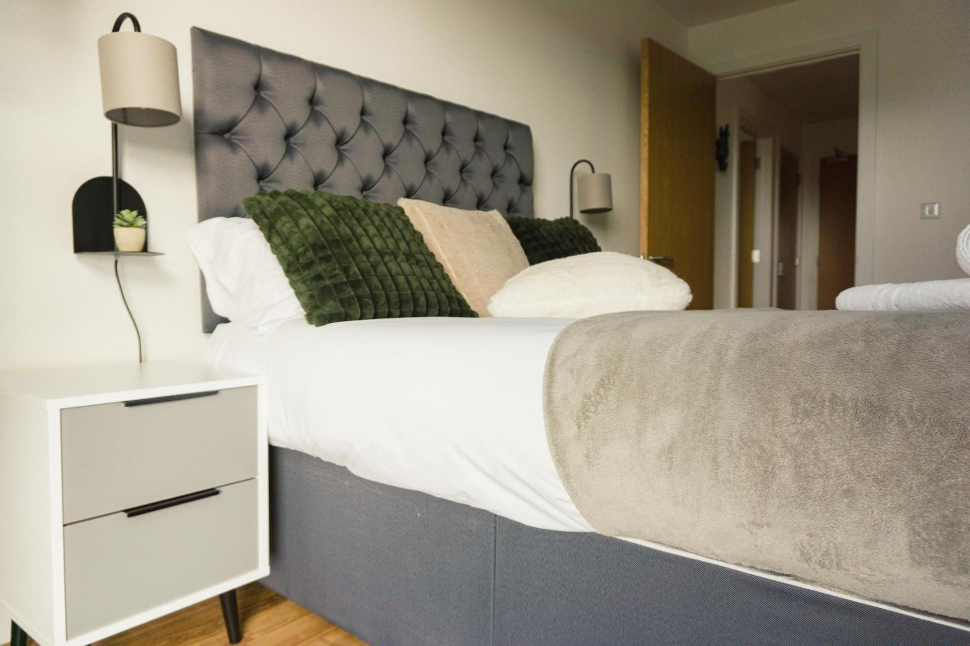 Manchester'S Luxurious 2-Bed Haven With Balcony - Canal Views & Proximity To Manchester United Екстер'єр фото