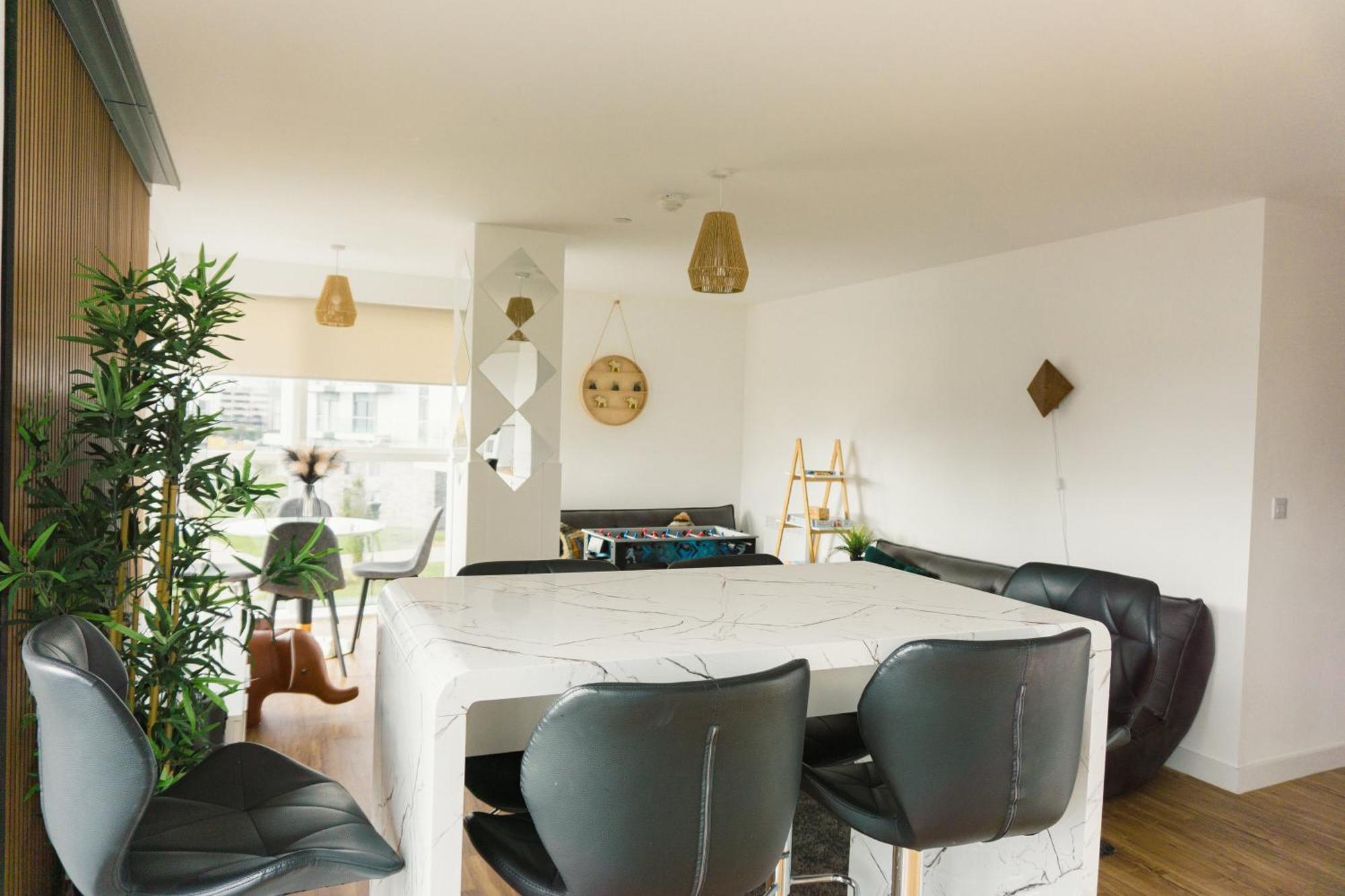 Manchester'S Luxurious 2-Bed Haven With Balcony - Canal Views & Proximity To Manchester United Екстер'єр фото