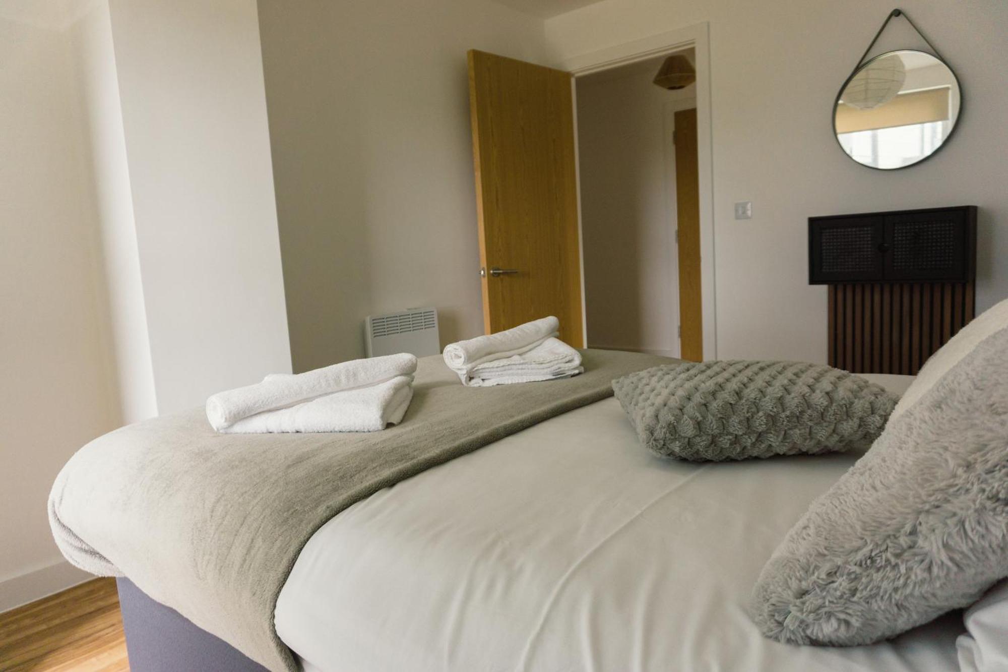 Manchester'S Luxurious 2-Bed Haven With Balcony - Canal Views & Proximity To Manchester United Екстер'єр фото