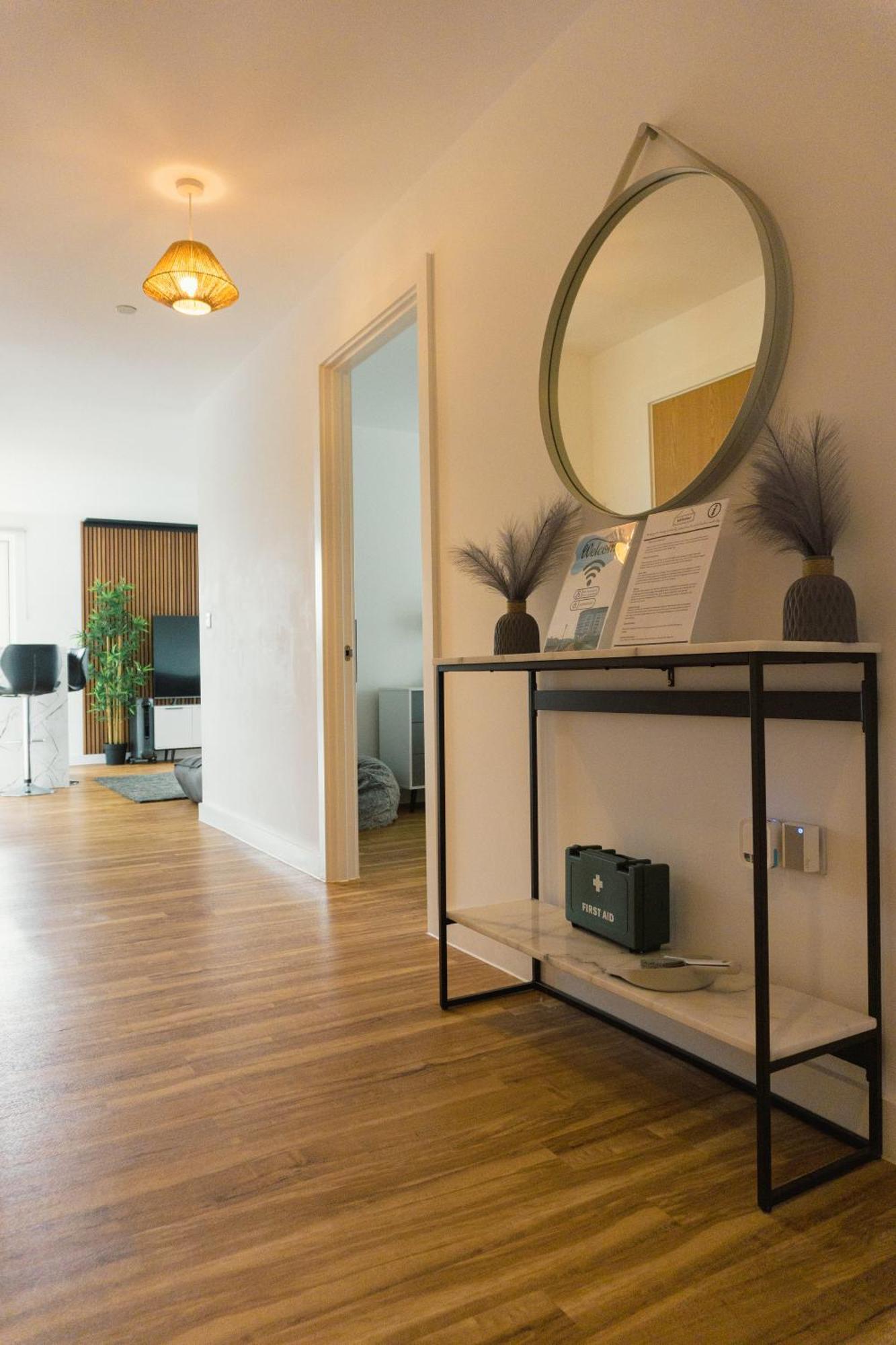 Manchester'S Luxurious 2-Bed Haven With Balcony - Canal Views & Proximity To Manchester United Екстер'єр фото