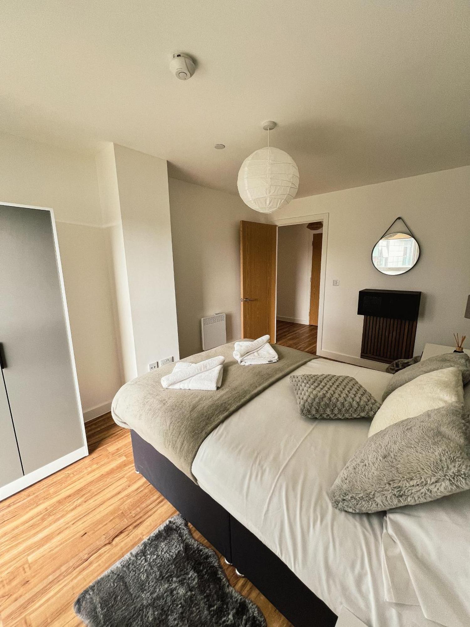 Manchester'S Luxurious 2-Bed Haven With Balcony - Canal Views & Proximity To Manchester United Екстер'єр фото