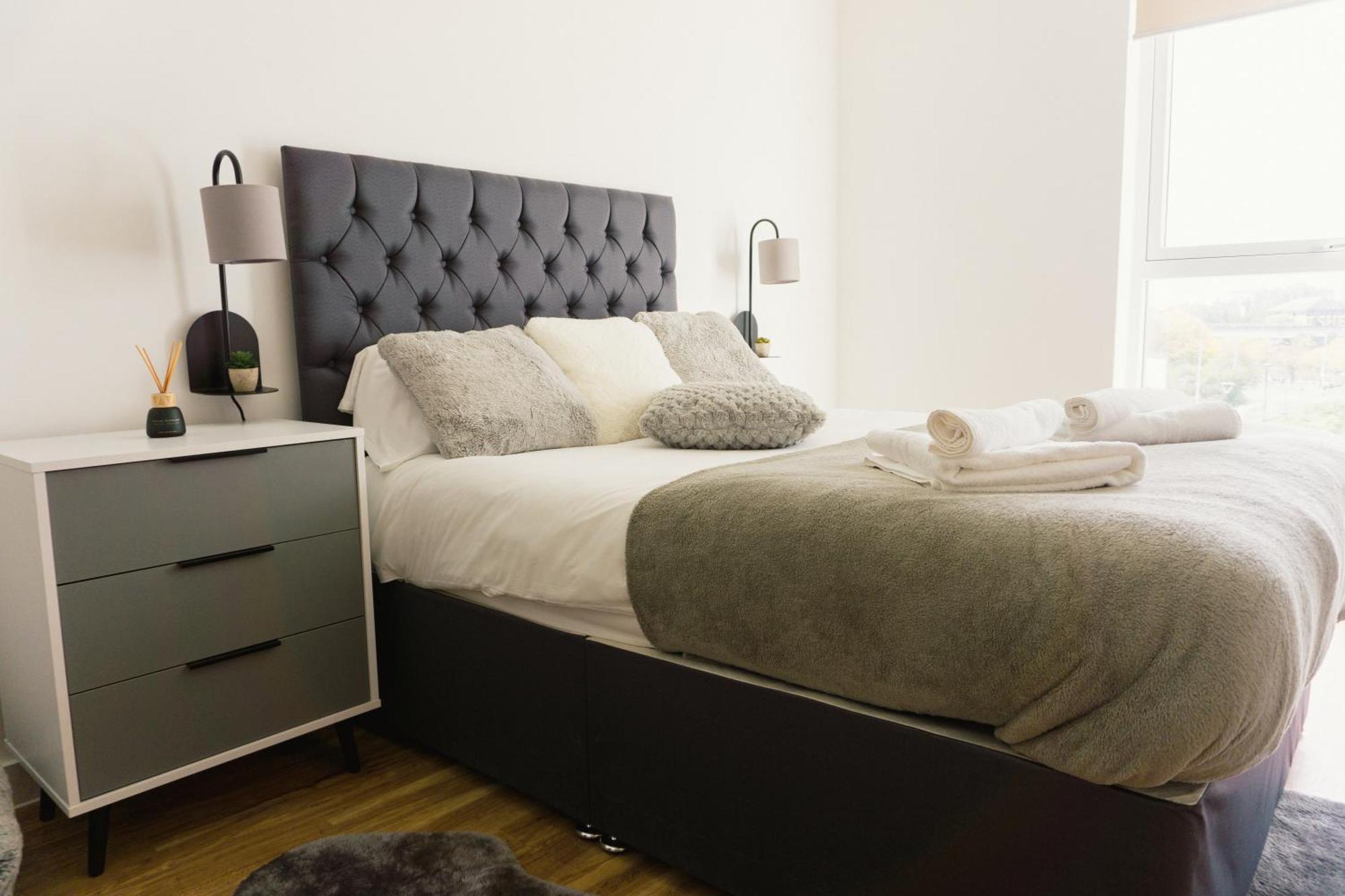Manchester'S Luxurious 2-Bed Haven With Balcony - Canal Views & Proximity To Manchester United Екстер'єр фото