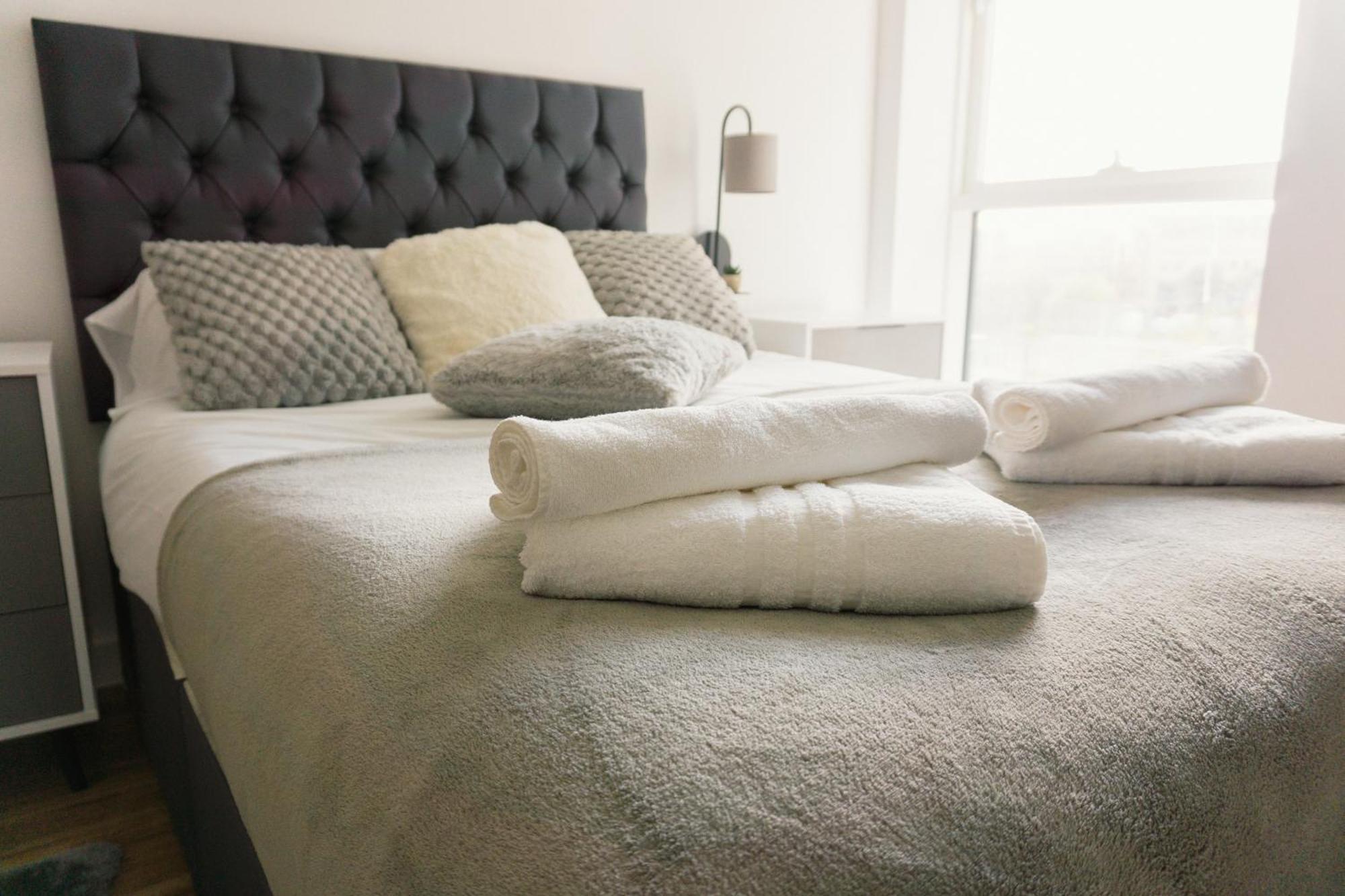 Manchester'S Luxurious 2-Bed Haven With Balcony - Canal Views & Proximity To Manchester United Екстер'єр фото