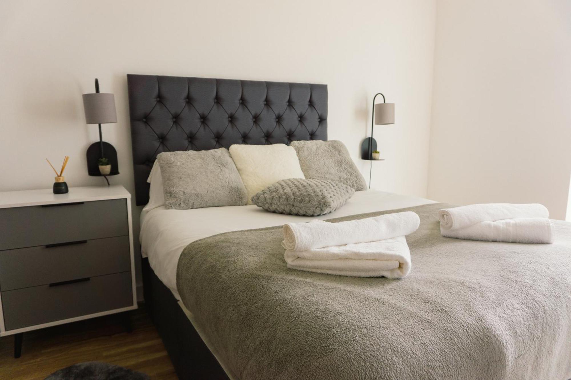 Manchester'S Luxurious 2-Bed Haven With Balcony - Canal Views & Proximity To Manchester United Екстер'єр фото