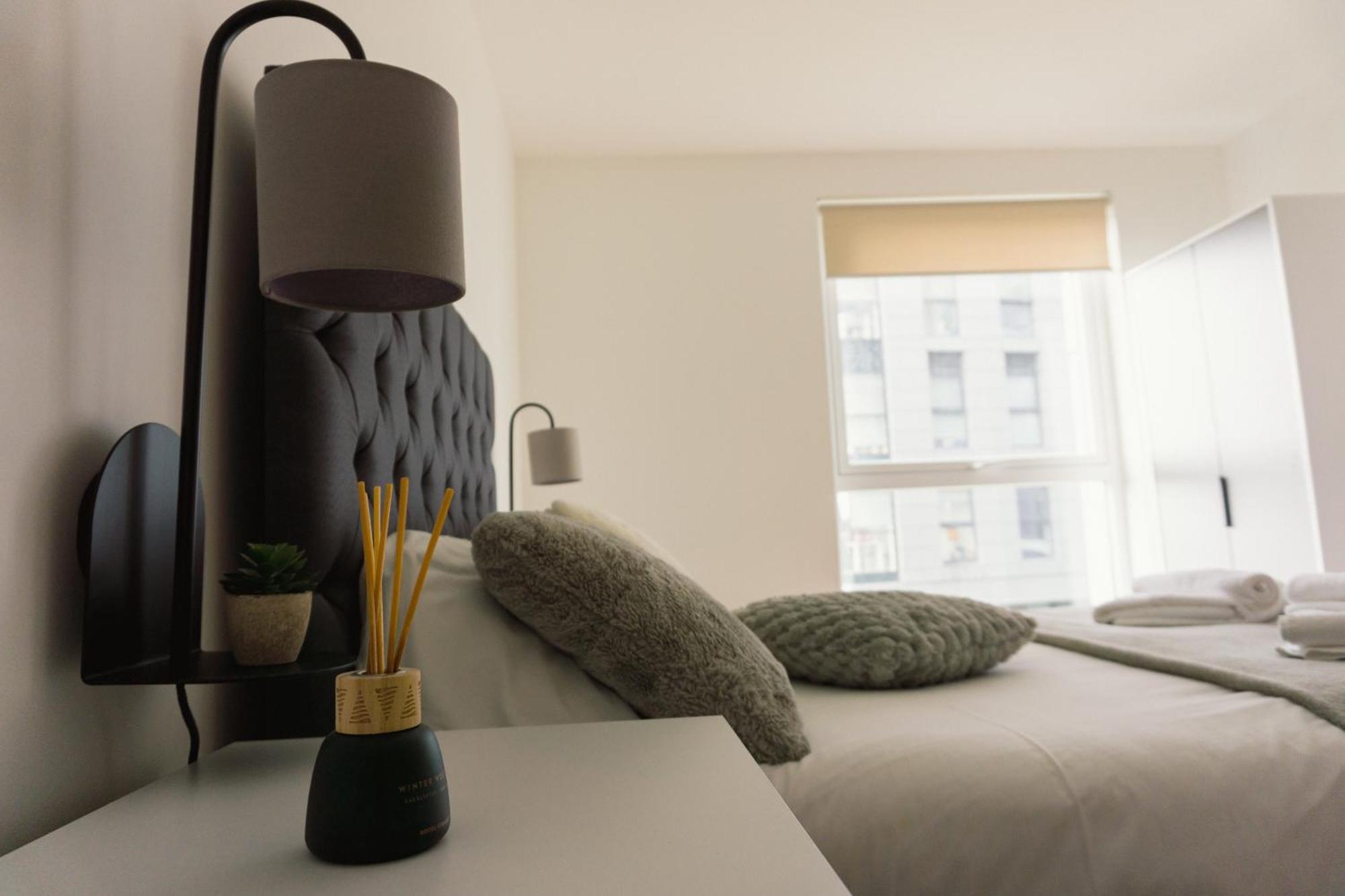 Manchester'S Luxurious 2-Bed Haven With Balcony - Canal Views & Proximity To Manchester United Екстер'єр фото