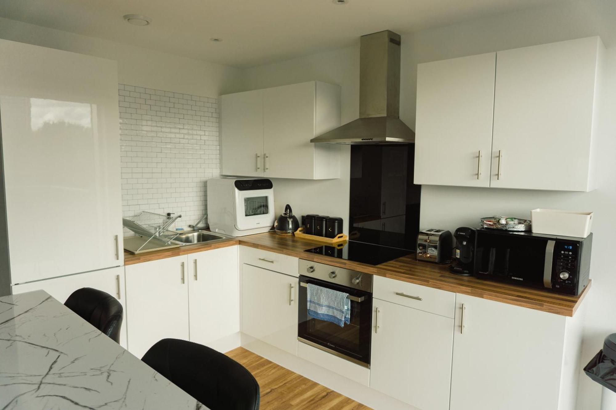 Manchester'S Luxurious 2-Bed Haven With Balcony - Canal Views & Proximity To Manchester United Екстер'єр фото