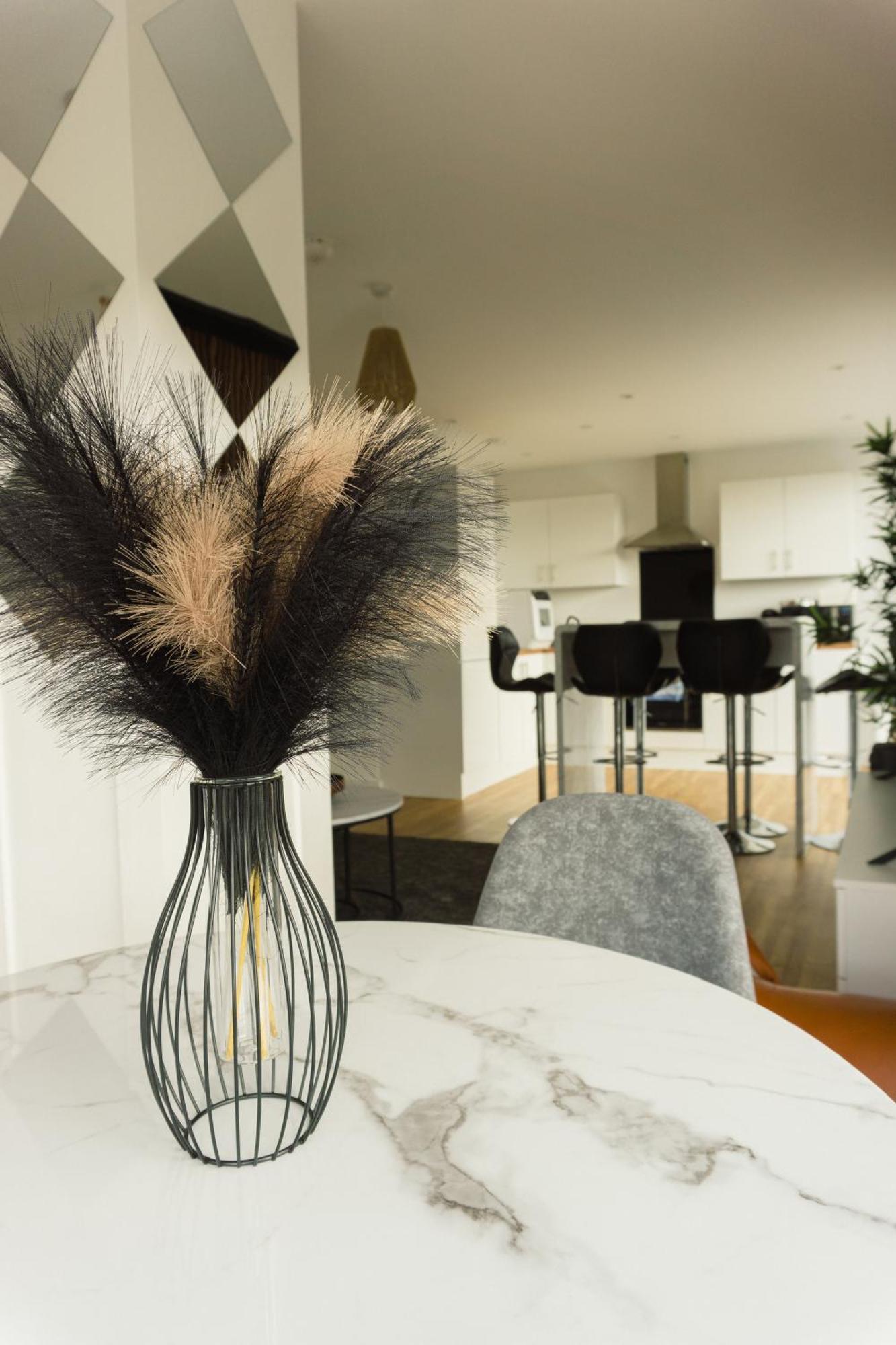 Manchester'S Luxurious 2-Bed Haven With Balcony - Canal Views & Proximity To Manchester United Екстер'єр фото