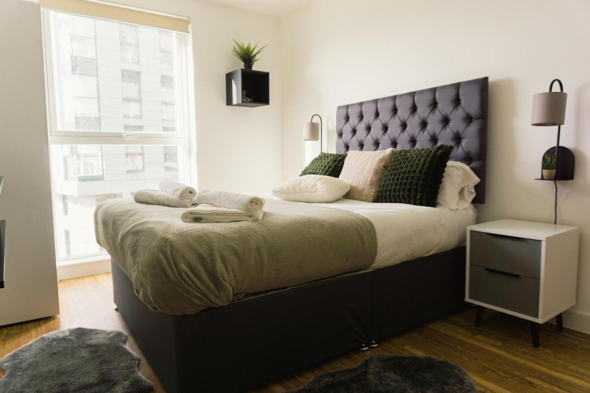 Manchester'S Luxurious 2-Bed Haven With Balcony - Canal Views & Proximity To Manchester United Екстер'єр фото