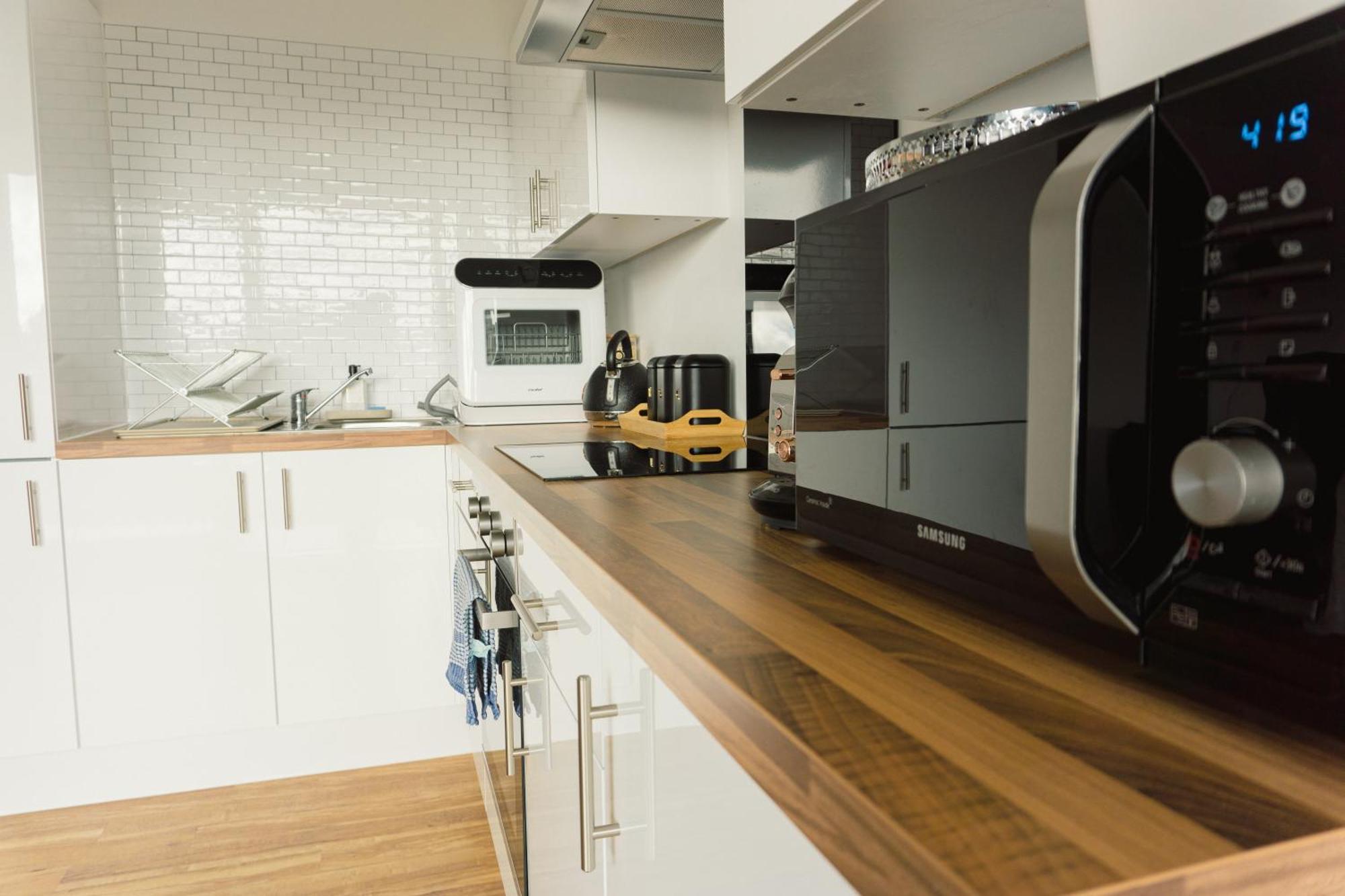 Manchester'S Luxurious 2-Bed Haven With Balcony - Canal Views & Proximity To Manchester United Екстер'єр фото