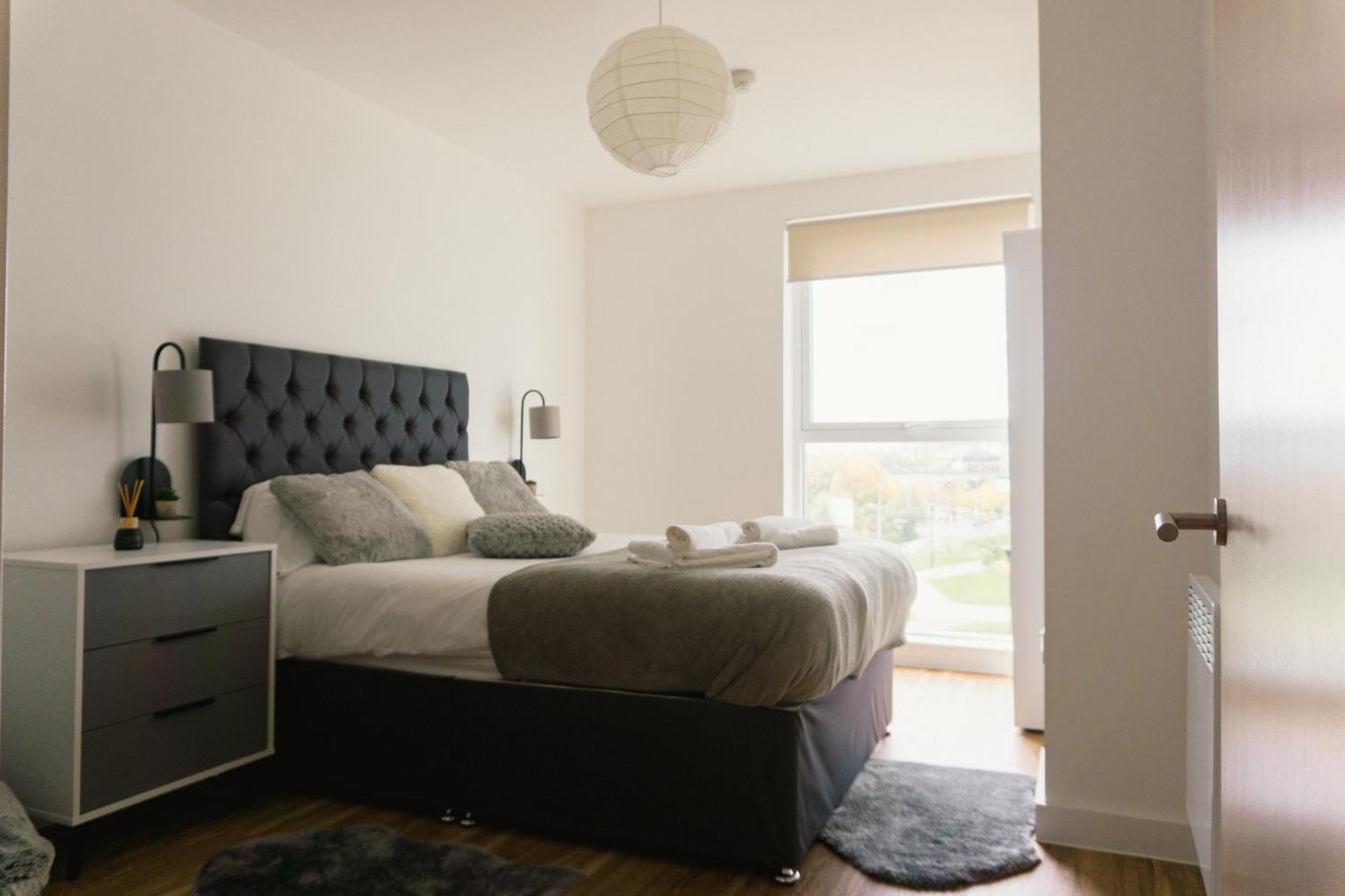 Manchester'S Luxurious 2-Bed Haven With Balcony - Canal Views & Proximity To Manchester United Екстер'єр фото