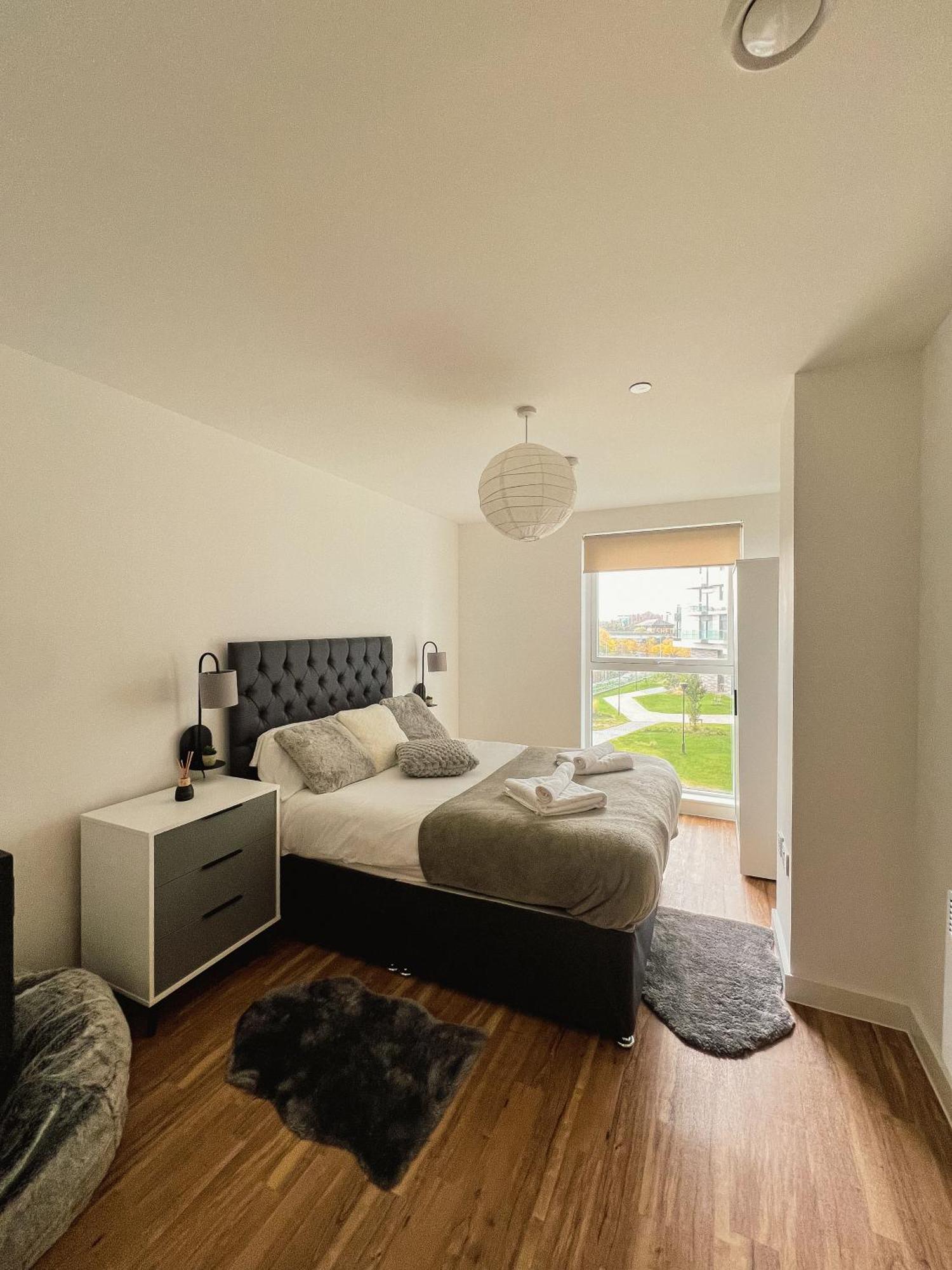 Manchester'S Luxurious 2-Bed Haven With Balcony - Canal Views & Proximity To Manchester United Екстер'єр фото